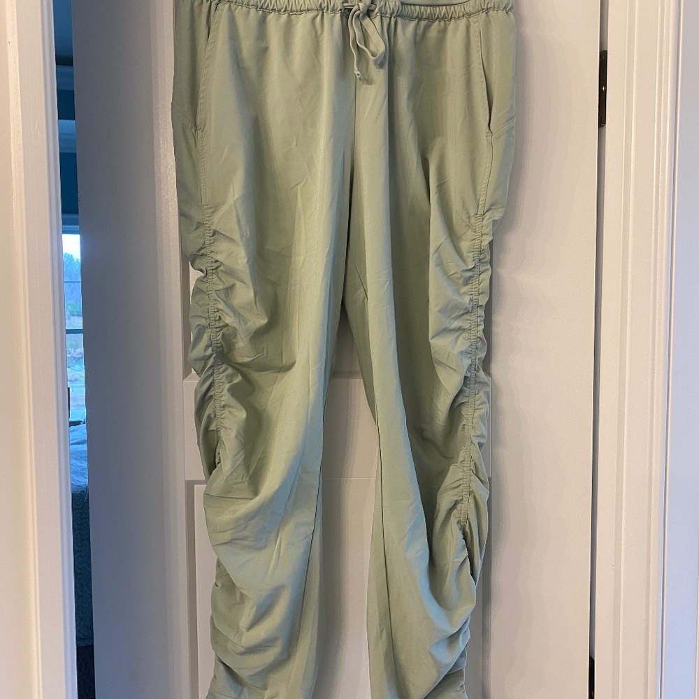 Athleta Women's Attitude pant size 4 light sage green